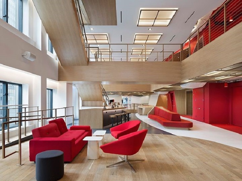 Văn phòng được thiết kế với sắc đỏ sang trọng