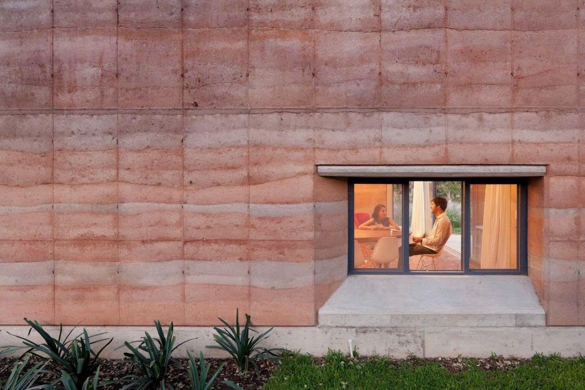 Vật liệu sơn hiệu ứng Stucco giả đất nện tái hiện đúng tinh thần vật liệu cổ đại
Nguồn: Dezeen