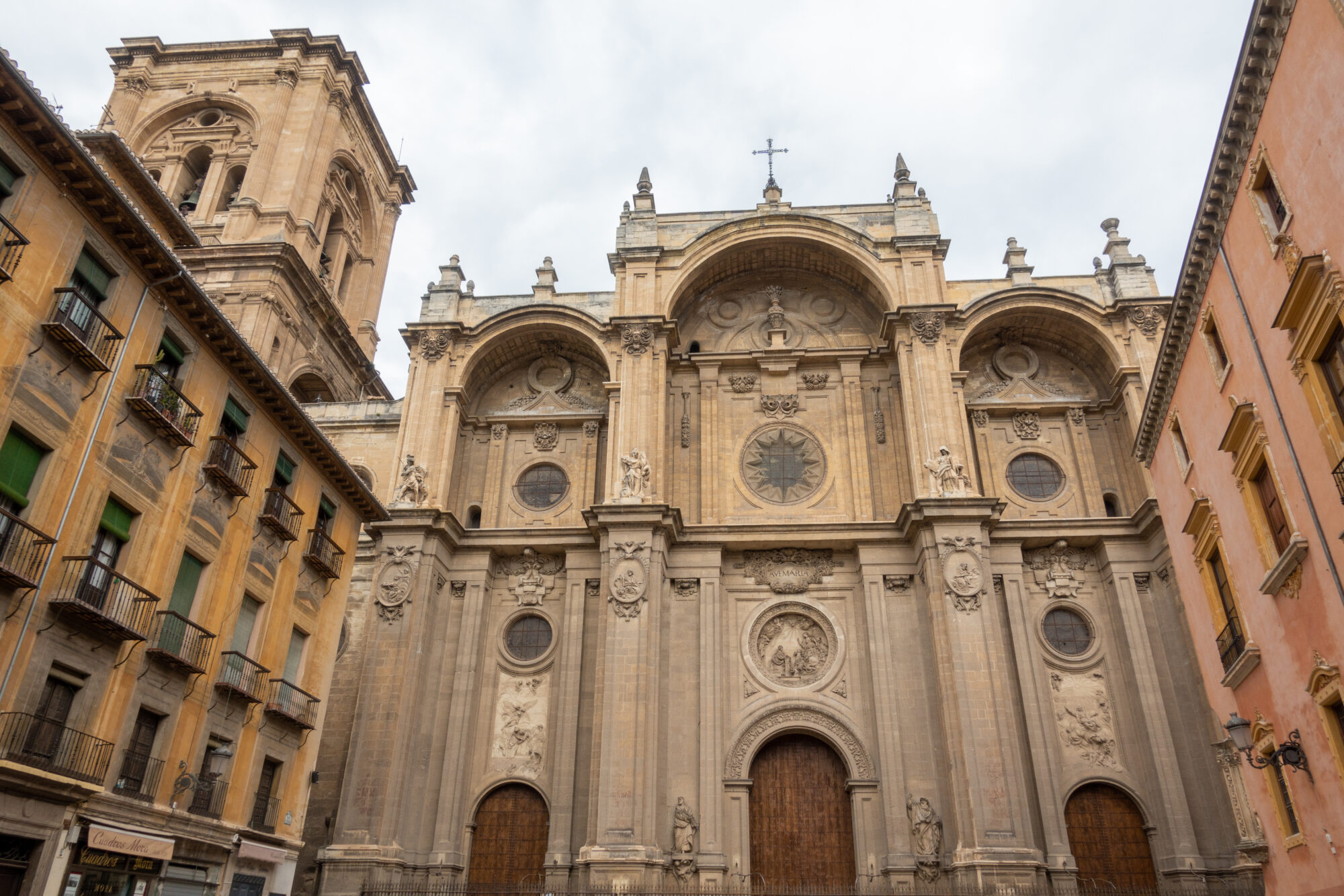 Nhà thờ Granada đặc trưng chung của phong cách kiến trúc Baroque
Nguồn: Wikipedia