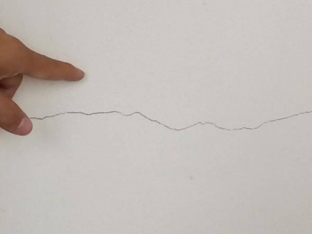 Tường bị thấm, nứt do ảnh hưởng từ các tác động bên ngoài
Nguồn: Pinterest