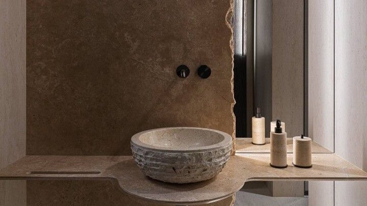 Sơn hiệu ứng ánh ngọc trai Tarismo vàng nhạt làm không gian phòng tắm rộng rãi và sạch sẽ hơn.
